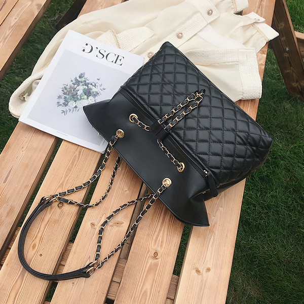 Geanta de dama moderna cu lant metalic in trei culori