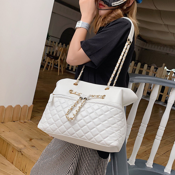 Geanta de dama moderna cu lant metalic in trei culori