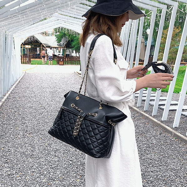 Geanta de dama moderna cu lant metalic in trei culori