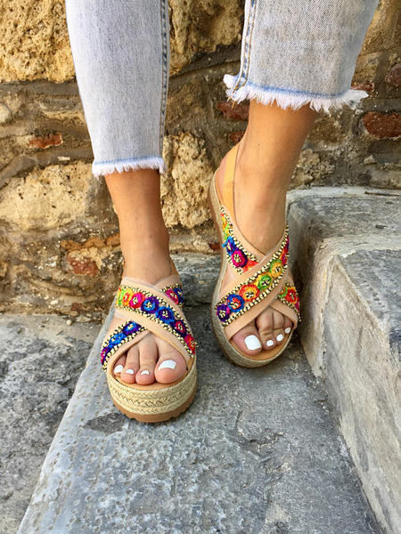 Model nou de sandale de dama moderne cu talpa inalta si elemente colorate in bej