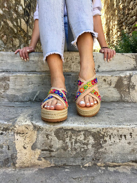 Model nou de sandale de dama moderne cu talpa inalta si elemente colorate in bej