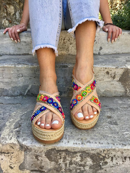 Model nou de sandale de dama moderne cu talpa inalta si elemente colorate in bej