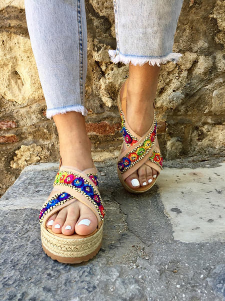 Model nou de sandale de dama moderne cu talpa inalta si elemente colorate in bej