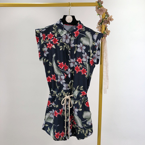 Salopetă scurtă cu guler clasic și legături în talie