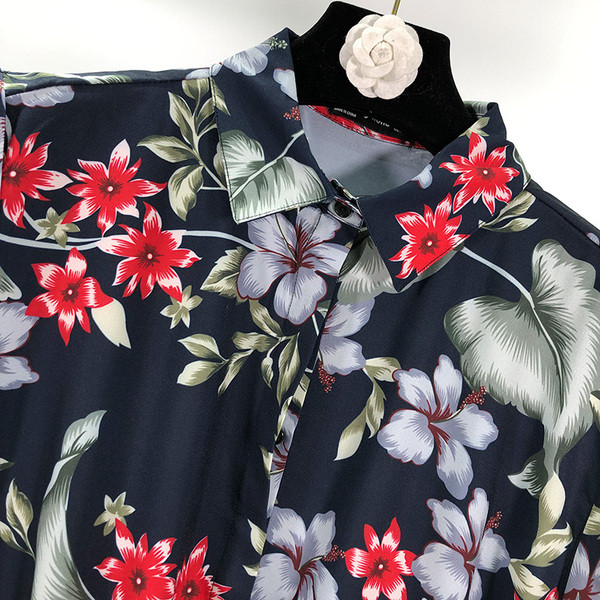 Salopetă scurtă cu guler clasic și legături în talie