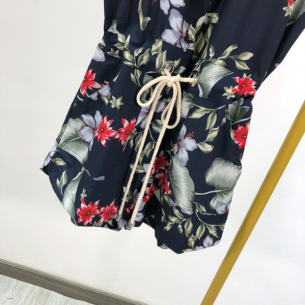 Salopetă scurtă cu guler clasic și legături în talie