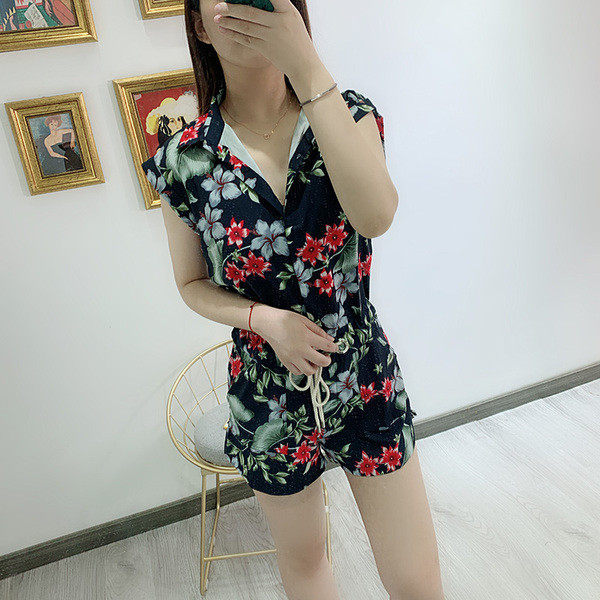 Salopetă scurtă cu guler clasic și legături în talie