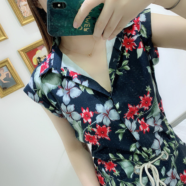 Salopetă scurtă cu guler clasic și legături în talie