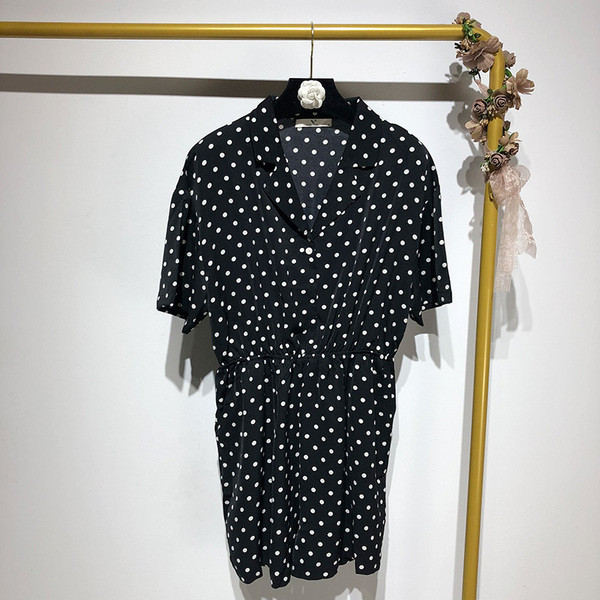 Salopetă scurtă cu guler clasic și mâneci scurte