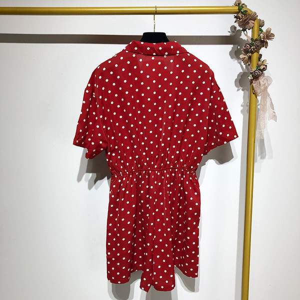 Salopetă scurtă cu guler clasic și mâneci scurte