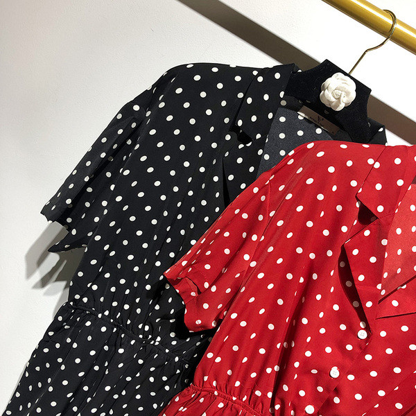 Salopetă scurtă cu guler clasic și mâneci scurte