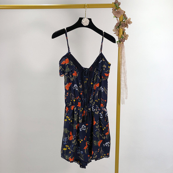 Salopetă de damă în carouri cu bretele subțiri și legături în talie