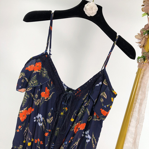 Salopetă de damă în carouri cu bretele subțiri și legături în talie