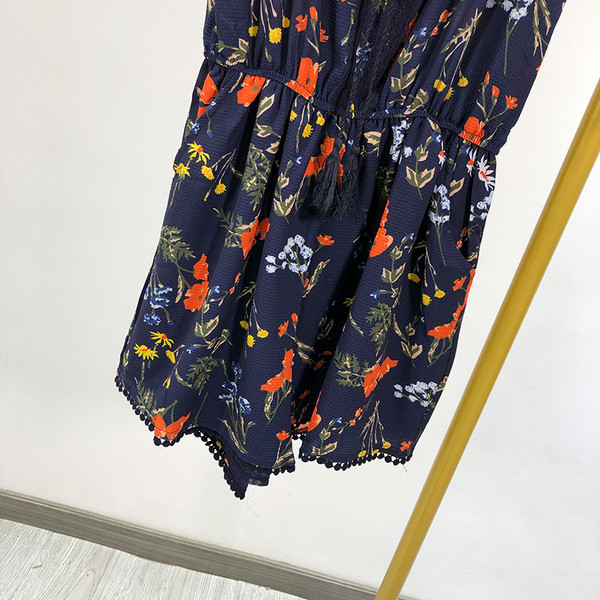 Salopetă de damă în carouri cu bretele subțiri și legături în talie