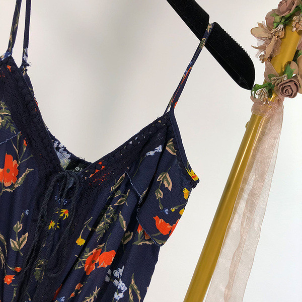 Salopetă de damă în carouri cu bretele subțiri și legături în talie