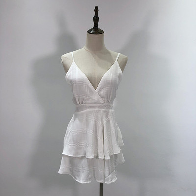 Salopetă scurtă cu decolteu în V adânc, cu bretele subțiri