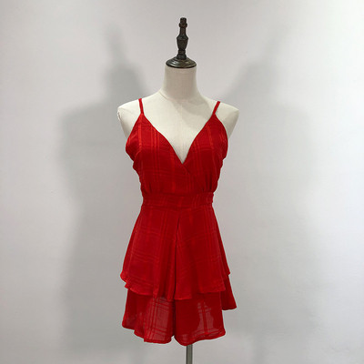 Salopetă scurtă cu decolteu în V adânc, cu bretele subțiri