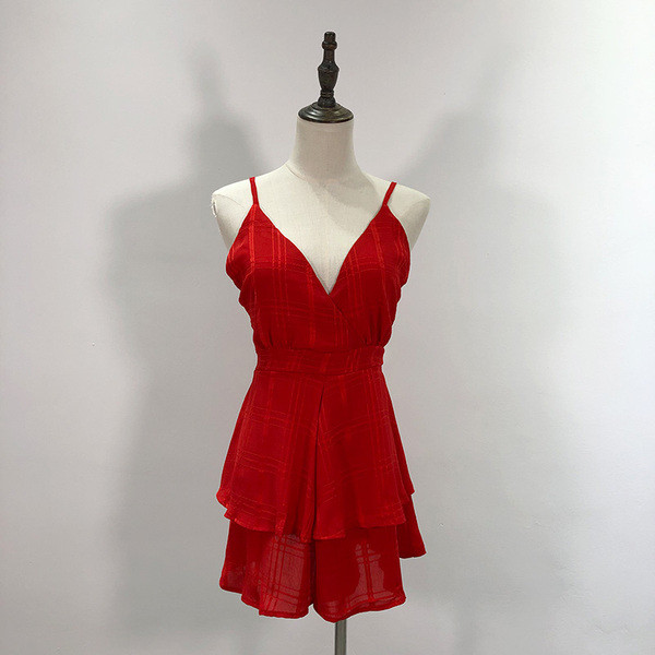 Salopetă scurtă cu decolteu în V adânc, cu bretele subțiri