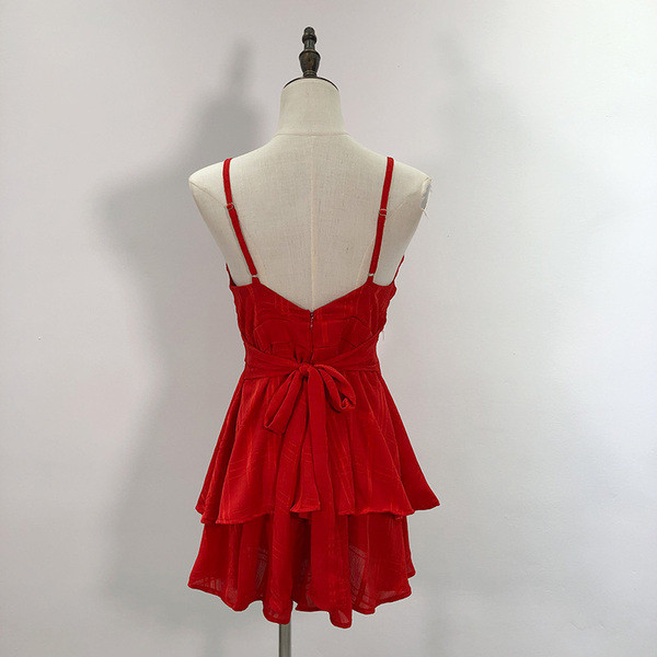 Salopetă scurtă cu decolteu în V adânc, cu bretele subțiri