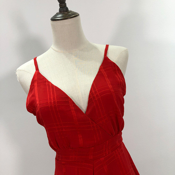 Salopetă scurtă cu decolteu în V adânc, cu bretele subțiri