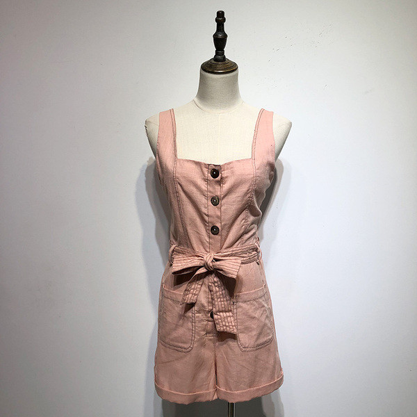 Salopetă scurtă cu decolteu pătrat și legături în talie