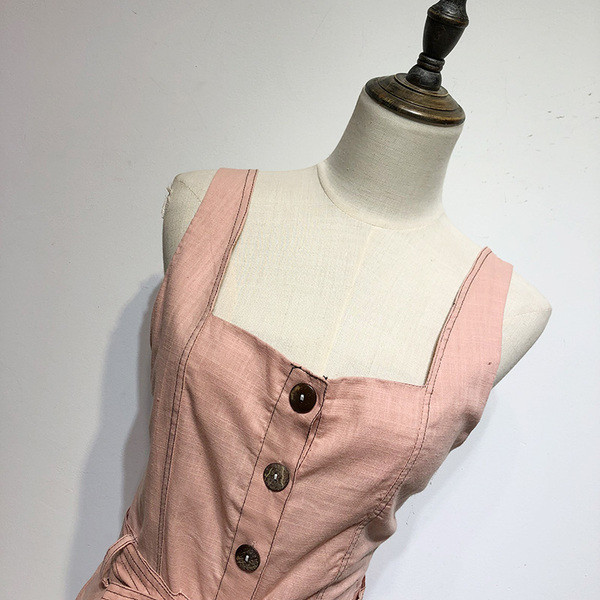 Salopetă scurtă cu decolteu pătrat și legături în talie