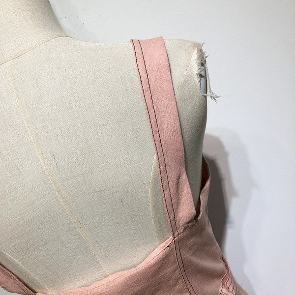 Salopetă scurtă cu decolteu pătrat și legături în talie