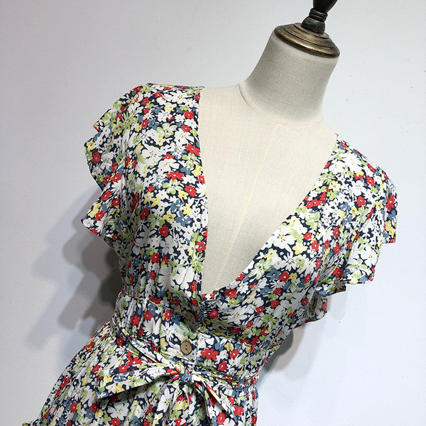 Salopetă lungă cu decolteu în V adânc și legături în talie