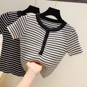 Bluză de damă în dungi cu nasturi în alb și negru