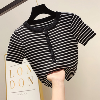 Bluză de damă în dungi cu nasturi în alb și negru