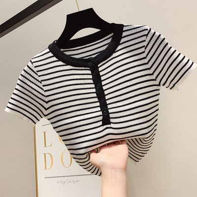 Bluză de damă în dungi cu nasturi în alb și negru