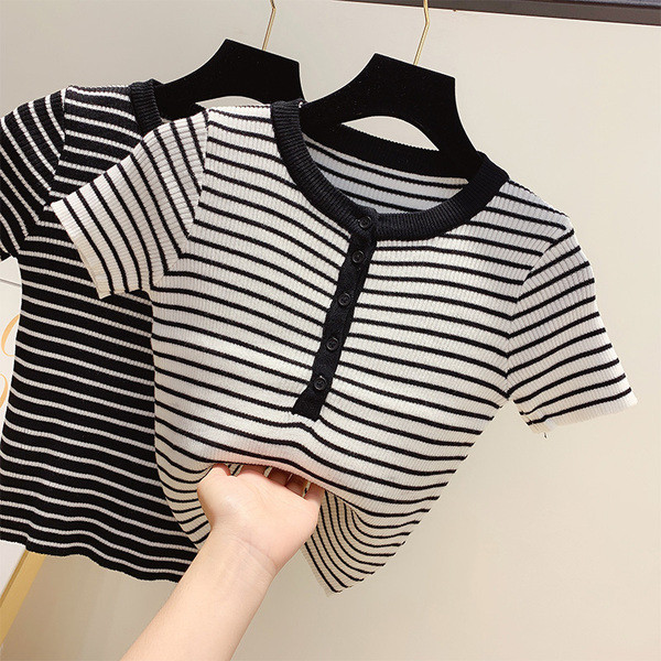 Bluză de damă în dungi cu nasturi în alb și negru