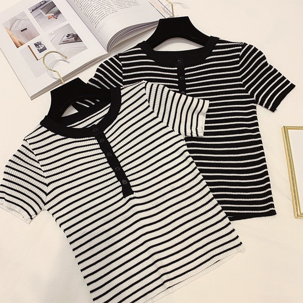 Bluză de damă în dungi cu nasturi în alb și negru