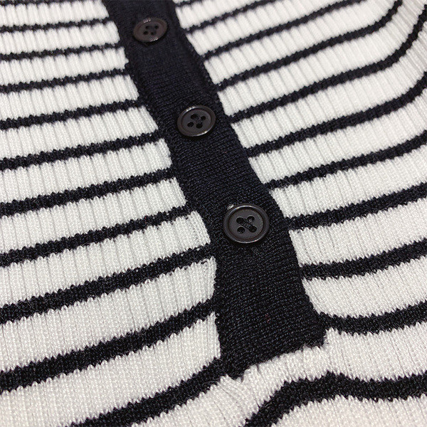 Bluză de damă în dungi cu nasturi în alb și negru