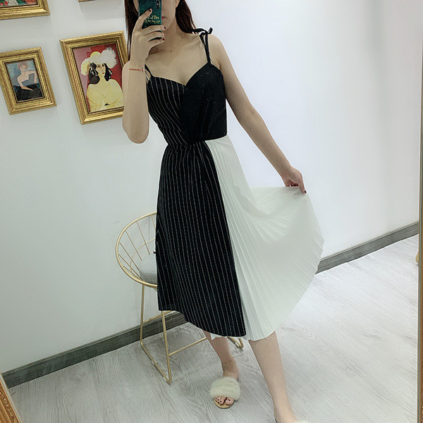 Rochie lungă în dungi cu bretele subțiri