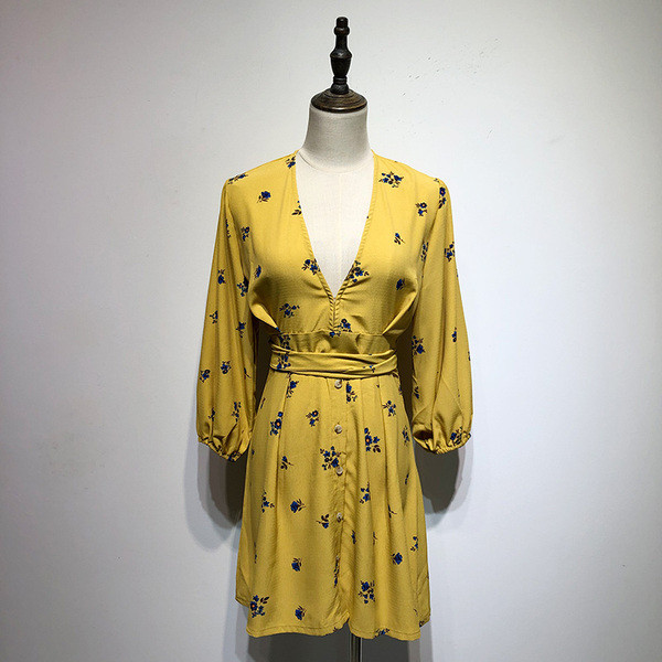 Rochie cu decolteu în V adânc și mâneci lungi