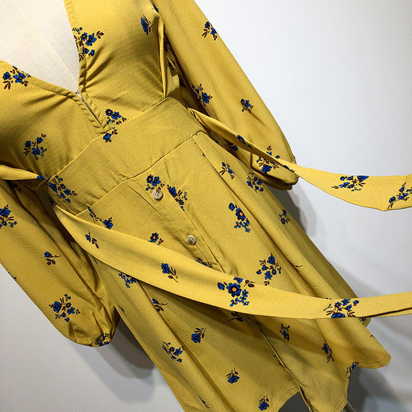 Rochie cu decolteu în V adânc și mâneci lungi