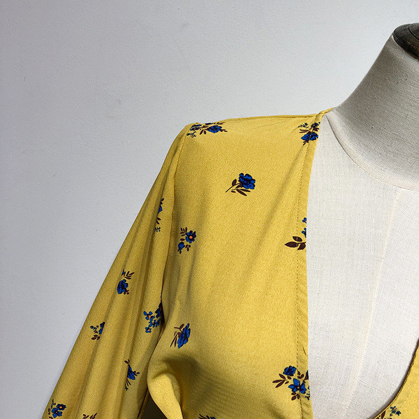 Rochie cu decolteu în V adânc și mâneci lungi