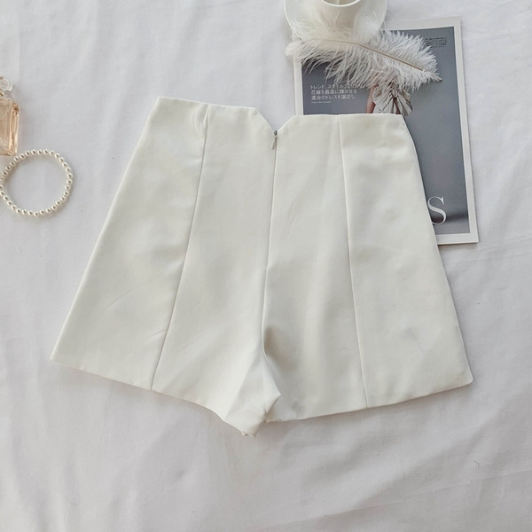 Pantaloni moderni de dama cu nasturi in alb si negru