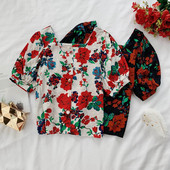 Bluza de dama cu model floral si decolteu patrat in doua culori