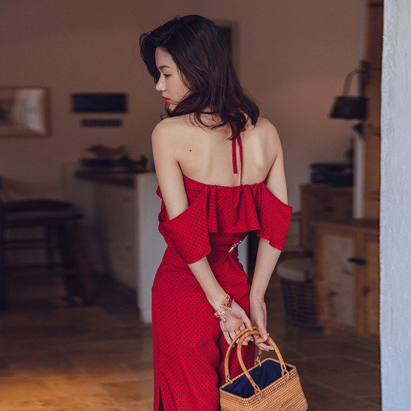 Μοντέρνο γυναικείο σύνολο  πουά  σε κόκκινο χρώμα