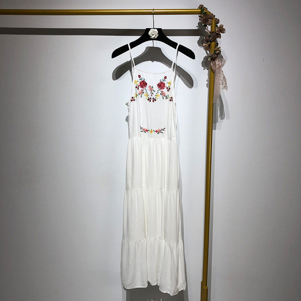 Rochie lunga alba cu bretele subtiri si broderie