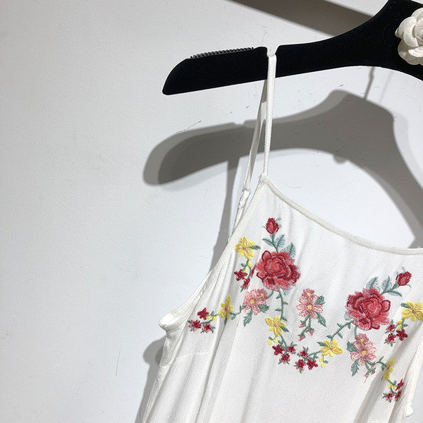 Rochie lunga alba cu bretele subtiri si broderie