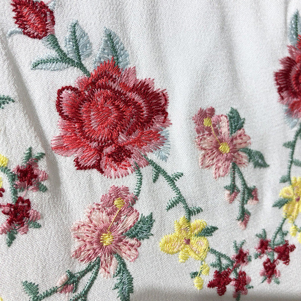 Rochie lunga alba cu bretele subtiri si broderie