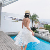 Rochie elegantă de damă cu spatele gol și dantelă în alb