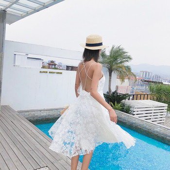 Rochie elegantă de damă cu spatele gol și dantelă în alb