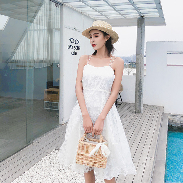 Rochie elegantă de damă cu spatele gol și dantelă în alb