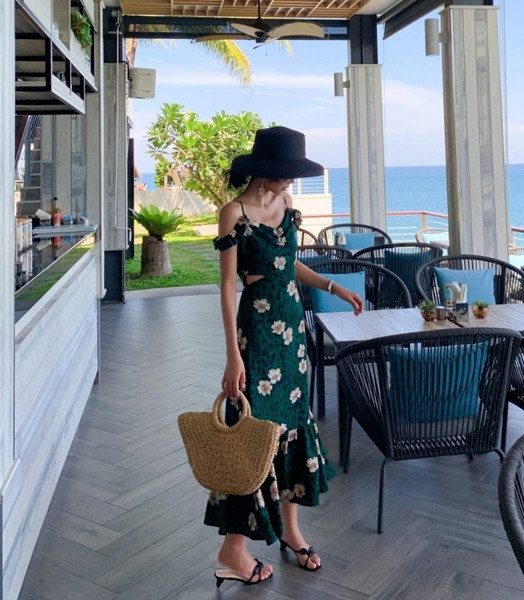 Rochie lungă de damă modernă cu părți decupate ale taliei de culoare verde