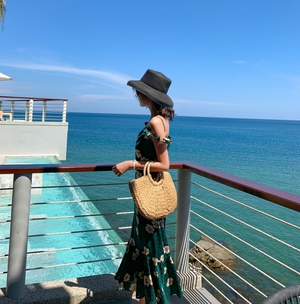 Rochie lungă de damă modernă cu părți decupate ale taliei de culoare verde