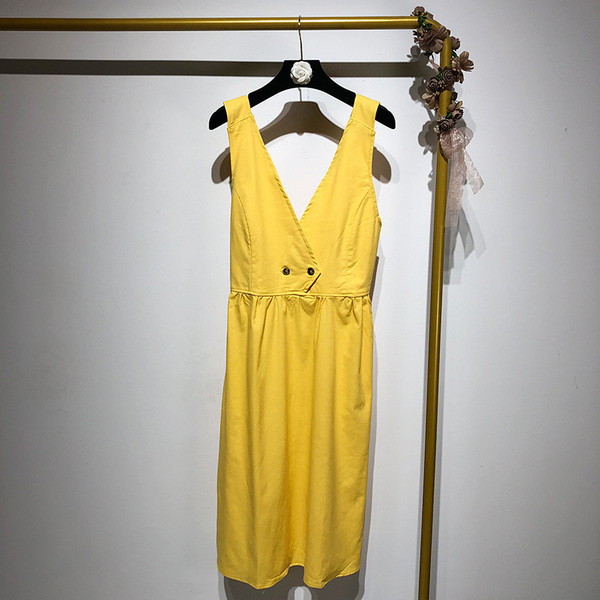 Rochie cu decolteu în V adânc și bretele largi